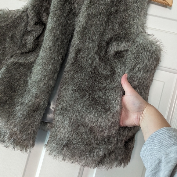 🆕 NWT {The Limited} Faux Fur Vest - Picture 6 of 10
